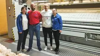 Secar, planchar y doblar treinta sabanas por minuto, así trabajan las lavanderías 2.0