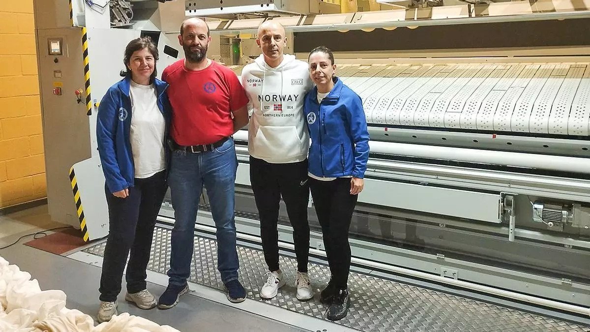 Secar, planchar y doblar treinta sábanas por minuto, así trabajan las lavanderías 2.0
