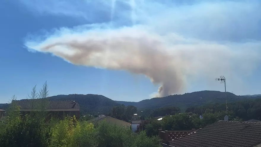 Els Bombers treballen per apagar un incendi agrícola a Sant Pere Sallavinera