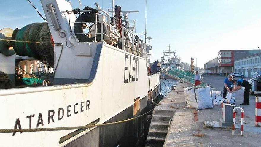 Uno de los barcos que trae la basura marina hasta el puerto de Marín. // S.A.