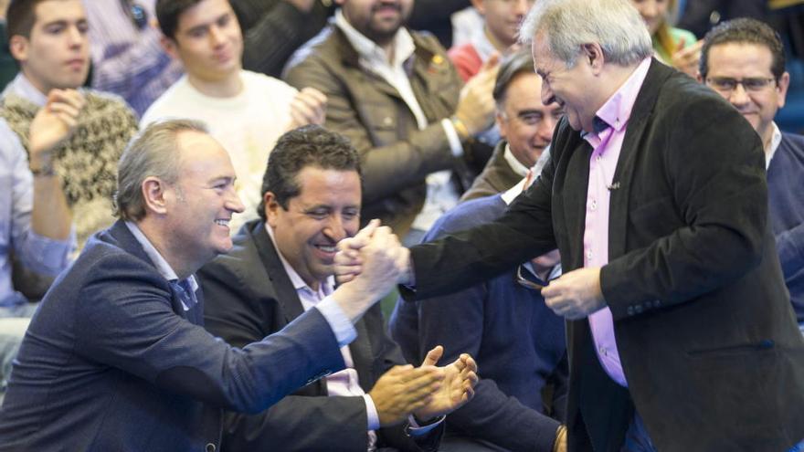 Fabra saluda a Alfonso Rus, en el acto de esta mañana en Valencia