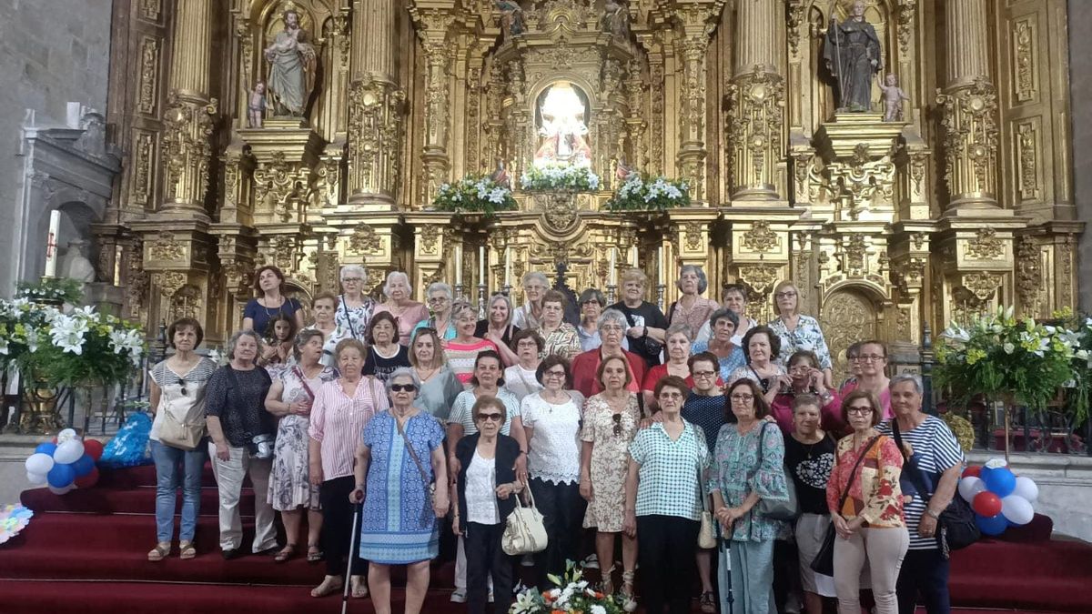 Momento de la ofrenda de la Asociación de Mujeres de Coria y Comarca, en esta semana.
