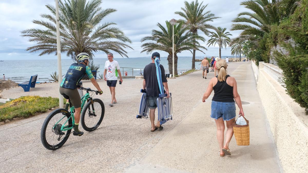 Farolas en uno de los principales paseos de Santa Pola al este