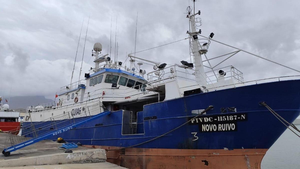 El palangrero «Novo Ruivo», amarrado en el puerto caboverdiano de Mindelo