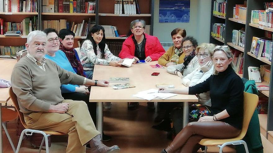 El club de lectura sigue con su actividad y este mes comentaron un libro de Víctor Juan.  | SERVICIO ESPECIAL