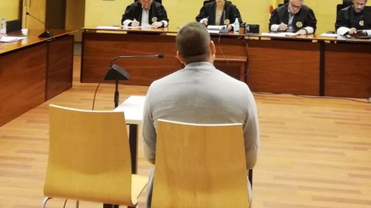 L’acusat durant el judici a l’Audiència de Girona, el dimecres. | ARIADNA SALA