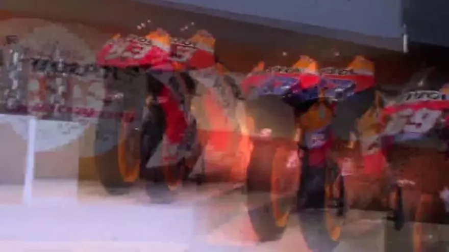 Márquez y Pedrosa, con las campeonas del equipo Repsol Honda