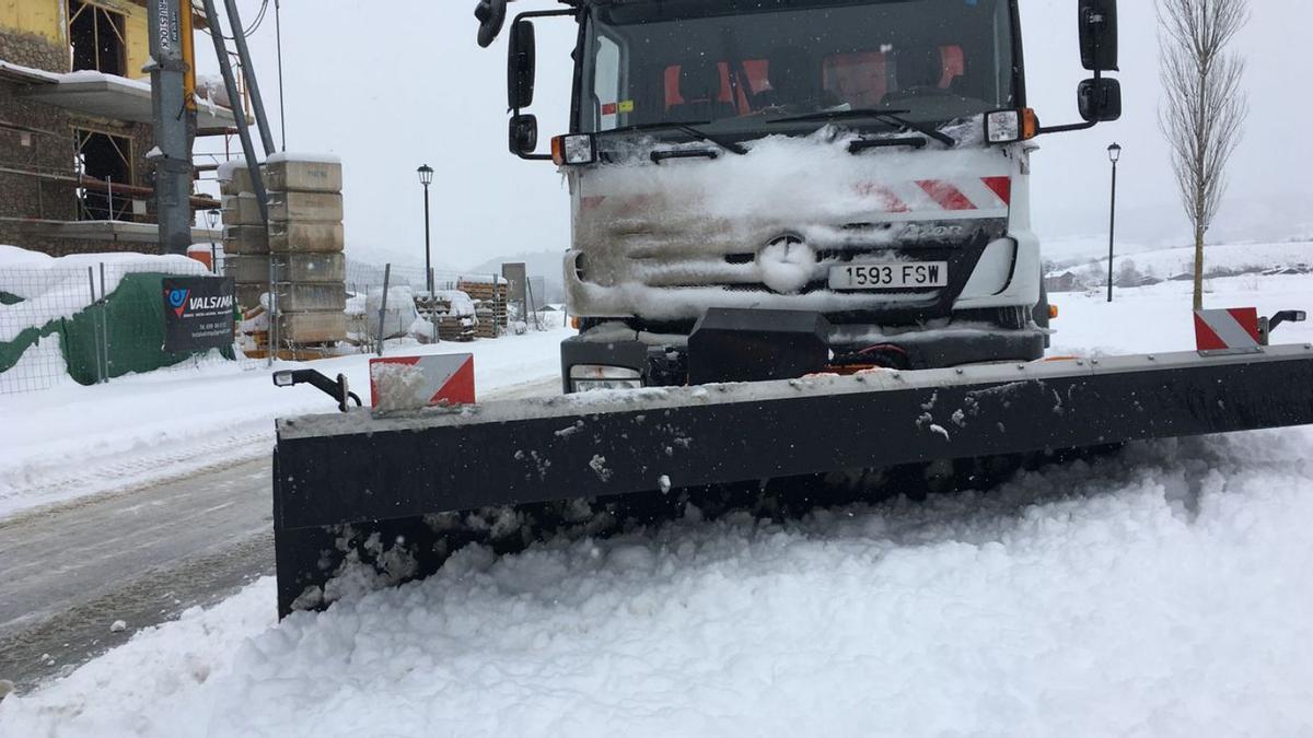 Un vehicle neteja la neu en un municipi cerdà durant un dels temporals de l’any passat | ARXIU/M.S.