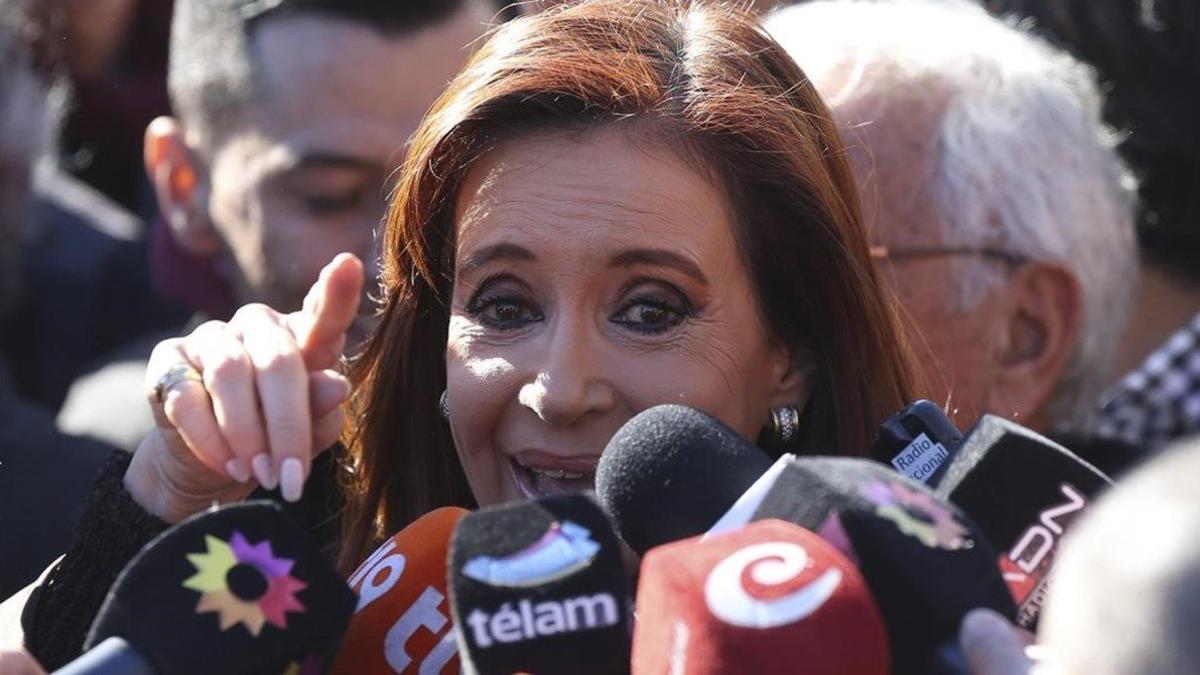 Fernández de Kirchner habla con la prensa, cerca de los juzgados federales de Buenos Aires, este miércoles.