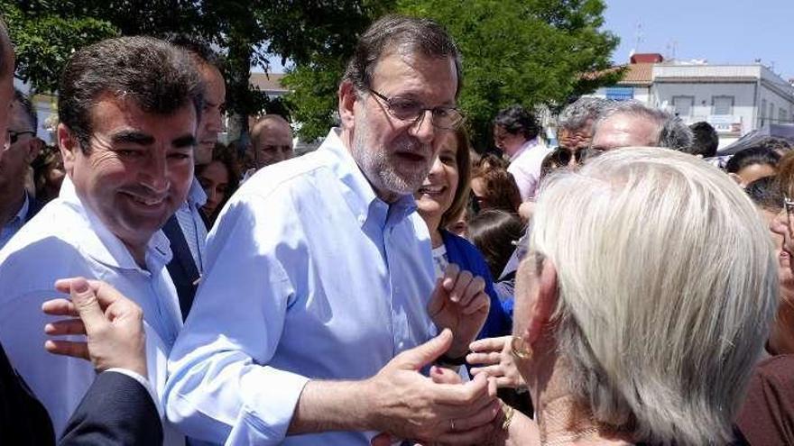 Rajoy saluda a vecinos de Santa Olalla de Cala (Huelva). // Efe