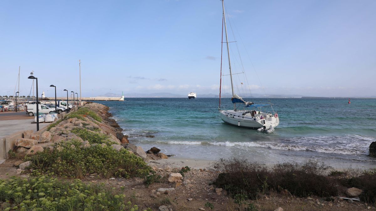 Un velero queda embarrancado en el puerto de la Savina en Formentera