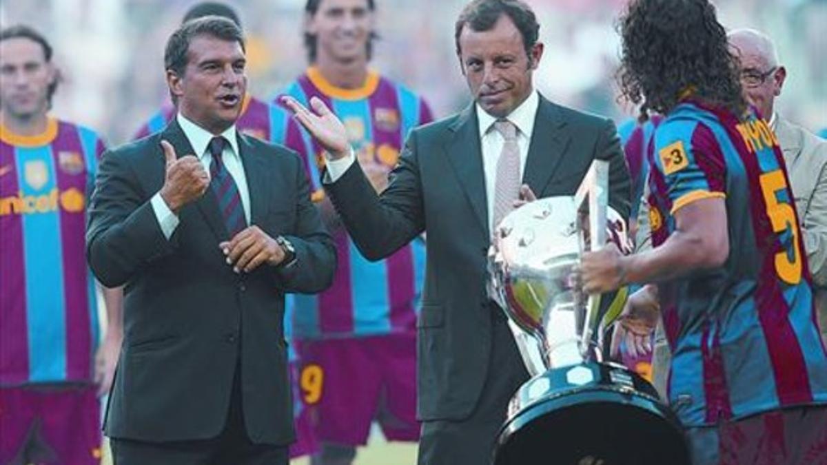 Joan Laporta, Sandro Rosell y Carles Puyol, en la ceremonia de la entrega de la Liga, el pasado 25 de agosto.