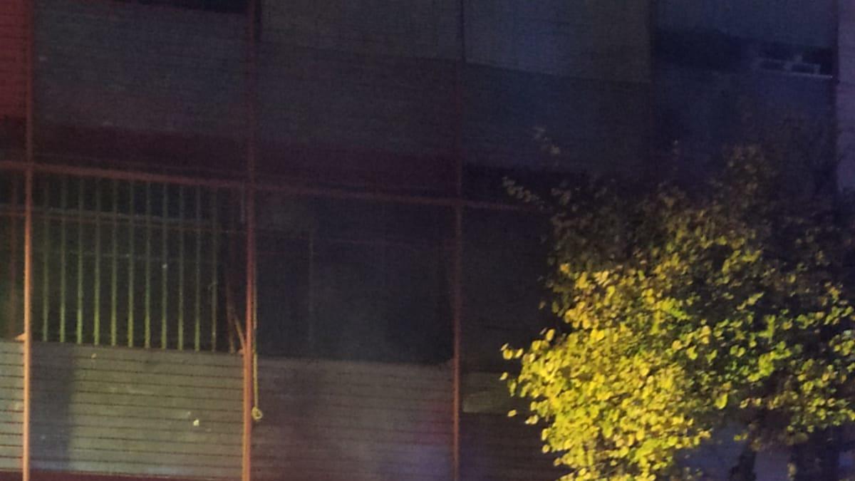 Incendio en el bajo de un edificio de tres alturas en La Paz