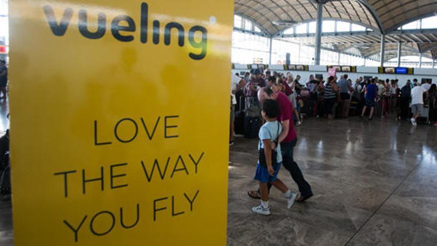 Eslogan de Vueling en el aeropuerto de Alicante.