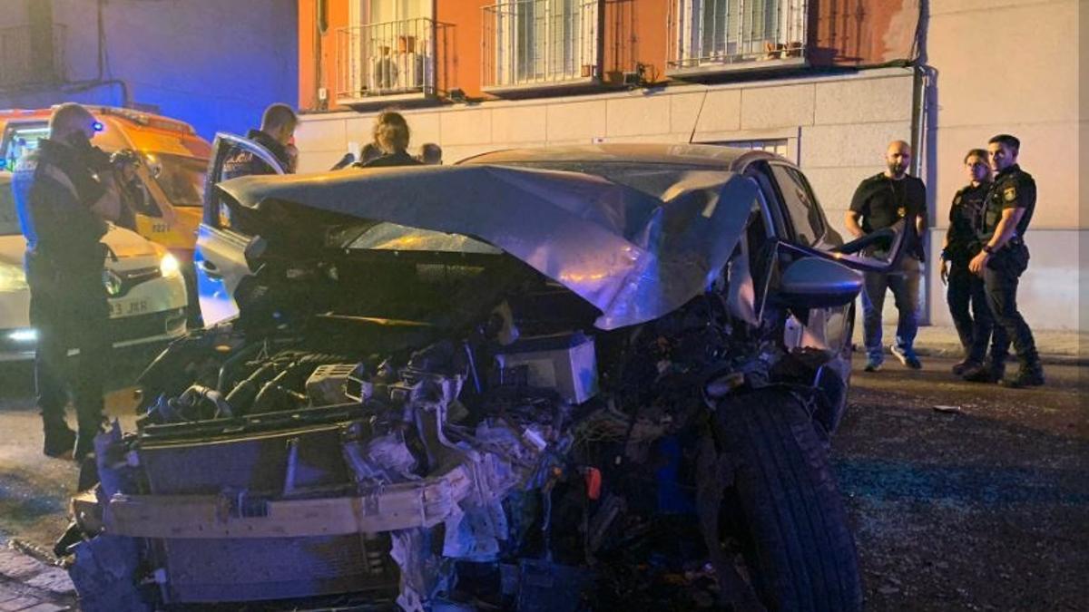 Vehículo accidentado en el distrito madrileño de Fuencarral.