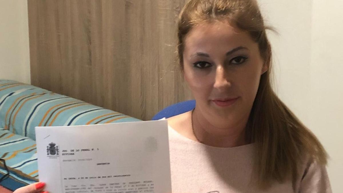 Sonia sostiene en sus manos la sentencia del caso