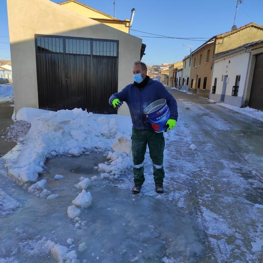 El Ayuntamiento de El Pego esparce sal por las calles.