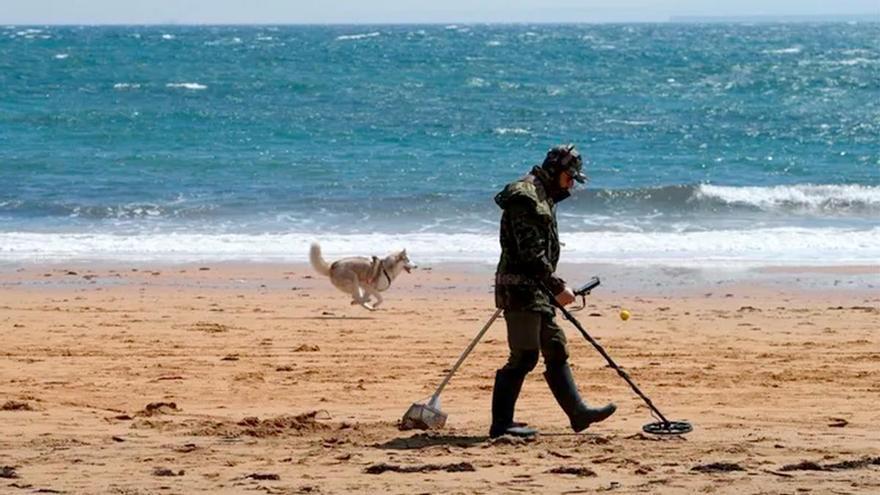 La Junta endurece las multas por usar detectores de metales en las playas andaluzas: sanciones de hasta 150.000 euros