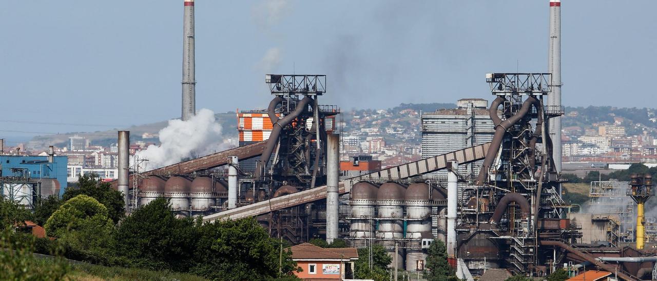 Hornos altos en la fábrica de Arcelor en Veriña (Gijón).