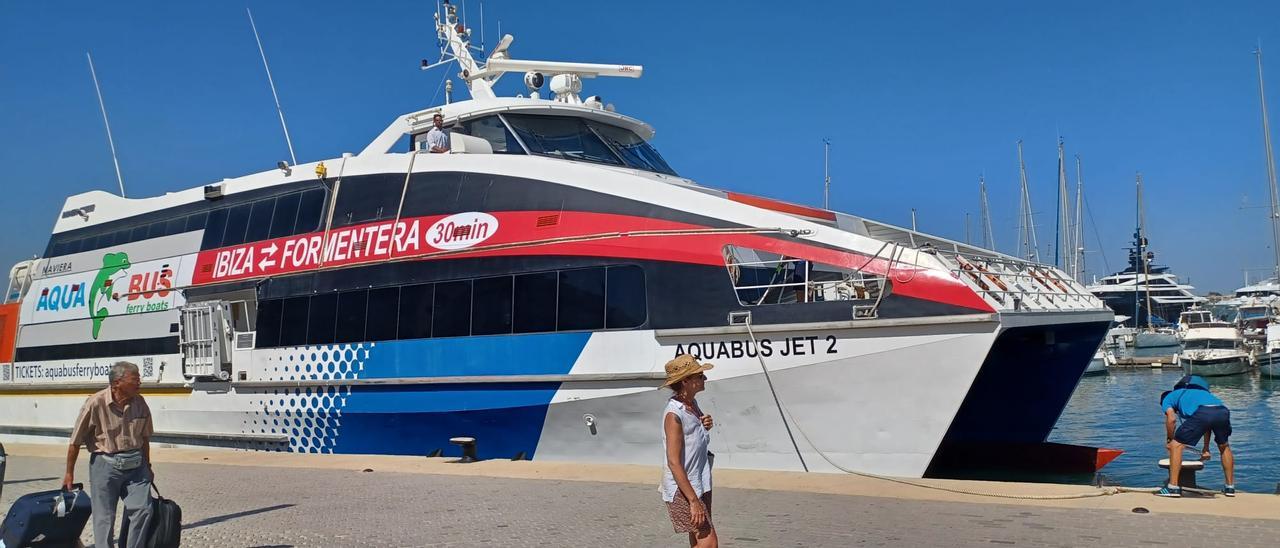 El ferri de &#039;Aquabus Jet 2&#039; amarra en Ibiza el pasado martes. César Navarro