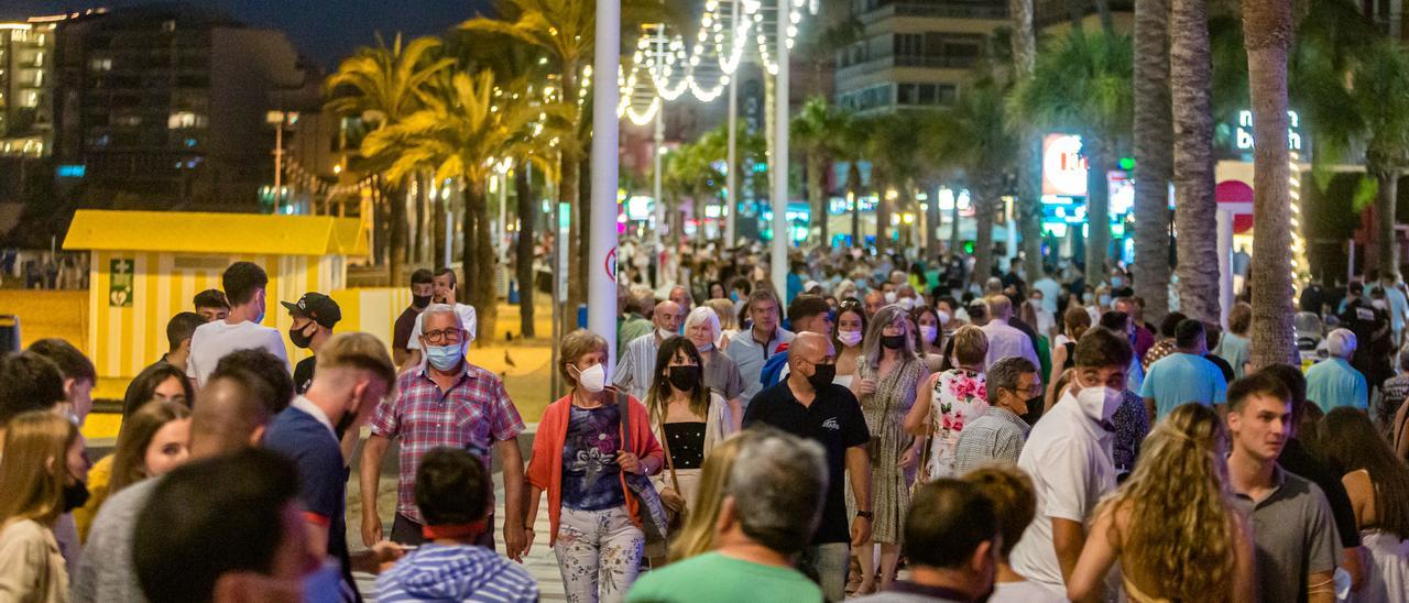 Ocupación turística en el Paseo de Levante, Benidorm.