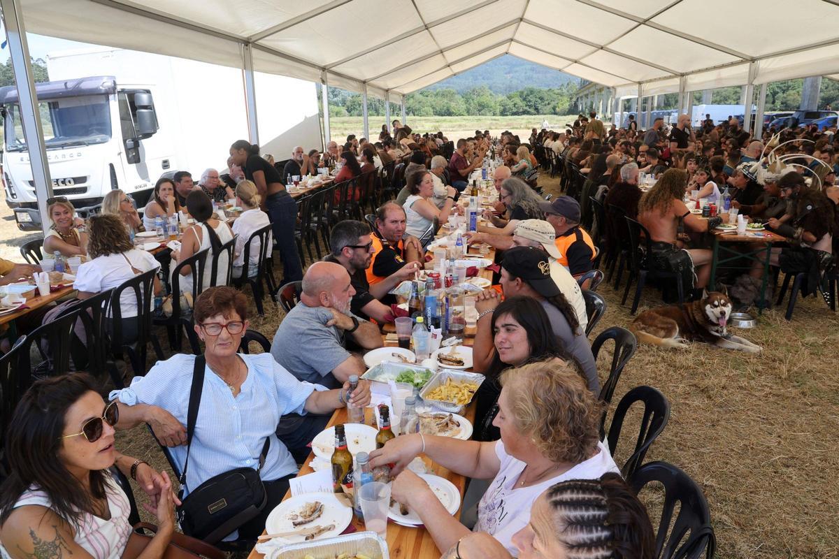 Asistentes al Xantar Vikingo celebrado en las Torres de Oeste de Catoira, donde mañana se celebra el Desembarco de la Romería Vikinga.