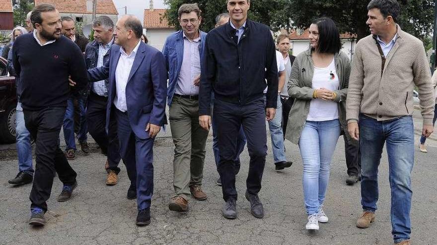 Rafael Cuíña departe con el candidato Xoaquín Fdez. Leiceaga en presencia de Pedro Sánchez, durante la visita de éste a la cooperativa Cobideza en la campaña de las autonómicas de 2016. // Bernabé/Javier Lalín