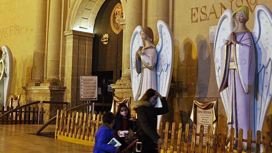 Figuras de la «Exposición angelical» ante la Concatedral en homenaje a los alicantinos. | RAFA ARJONES