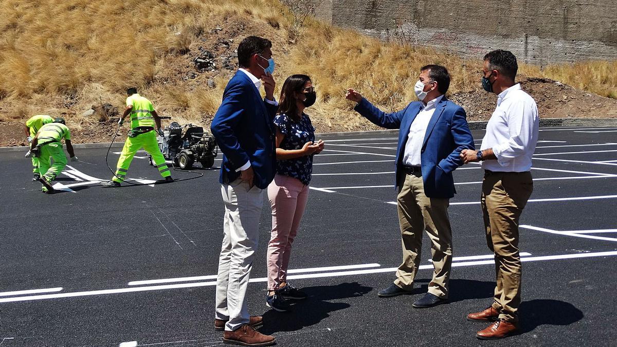 El alcalde visita los nuevos aparcamientos provisionales en la zona de Las Indias, junto a los concejales de Servicios Públicos y del distrito Salud-La Salle. |