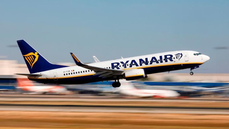 Un avión de Ryanair levanta el vuelo en un aeropuerto // Reuters