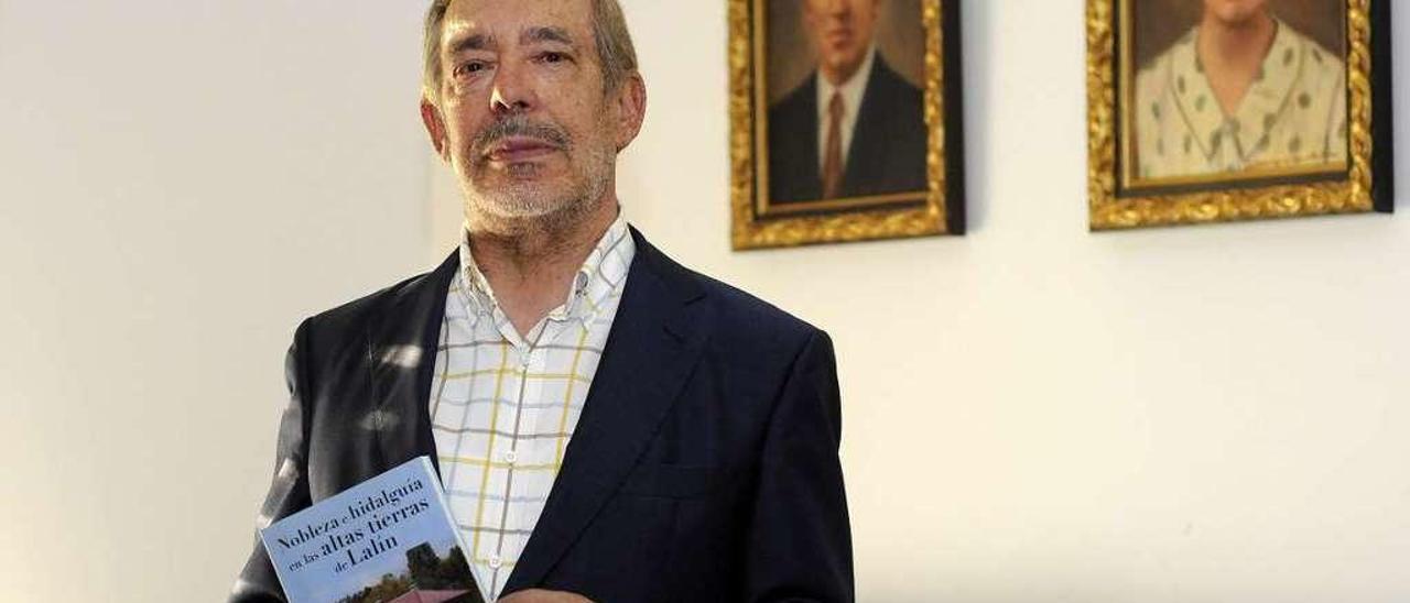 Antonio Viñas, ayer, en su casa de la rúa C de Lalín. // Bernabé/Javier Lalín