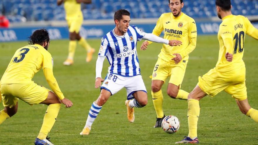 Roberto López, rodeado de jugadores del Villarreal.