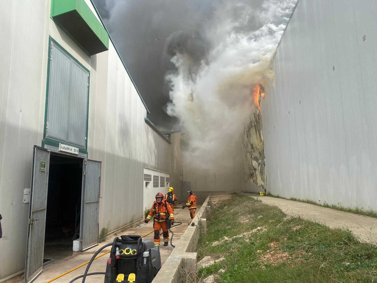 Incendio en la planta de Huevos Guillén en Sinarcas