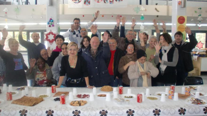 Voluntarios y usuarios de Casa Caridad, en una de las celebraciones de Navidad.