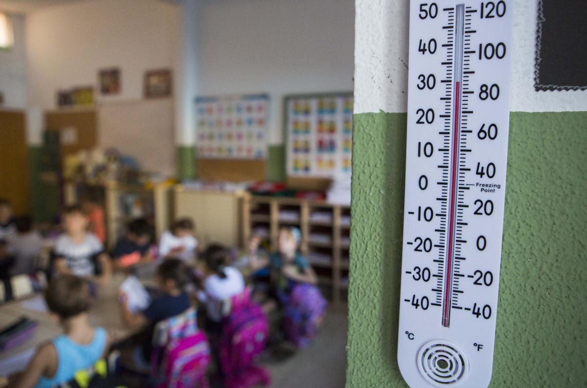 Un termómetro marca una elevada temperatura dentro del colegio San Fernando de la capital, en una imagen de archivo.