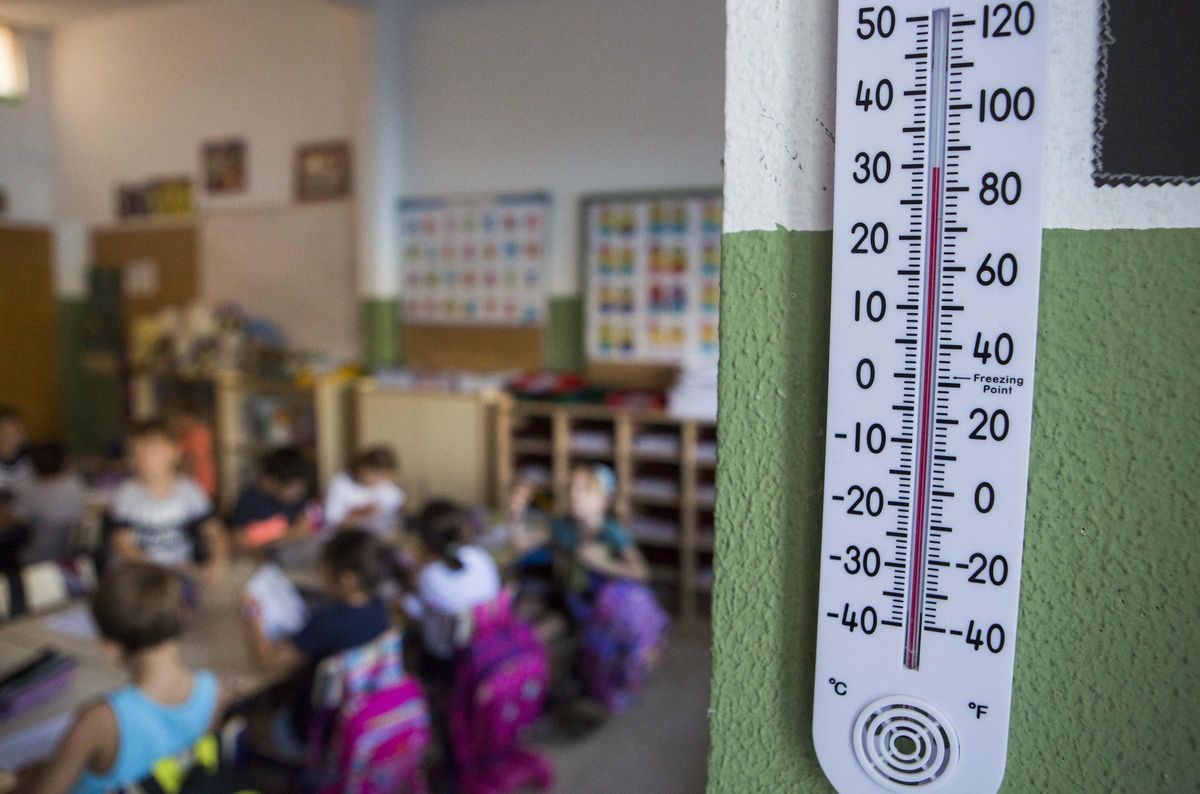 Un termómetro marca una elevada temperatura dentro del colegio San Fernando de la capital, en una imagen de archivo.