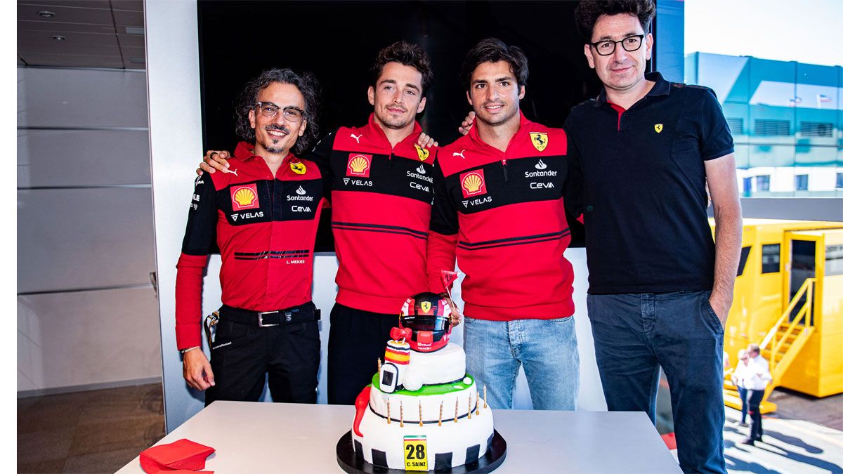 Ferrari ha obsequiado a Sainz con una tarta para celebrar sus 28 años