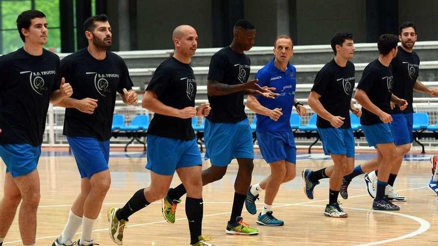 Quique Domínguez y varios jugadores, durante un entrenamiento en el Municipal. // Rafa Vázquez