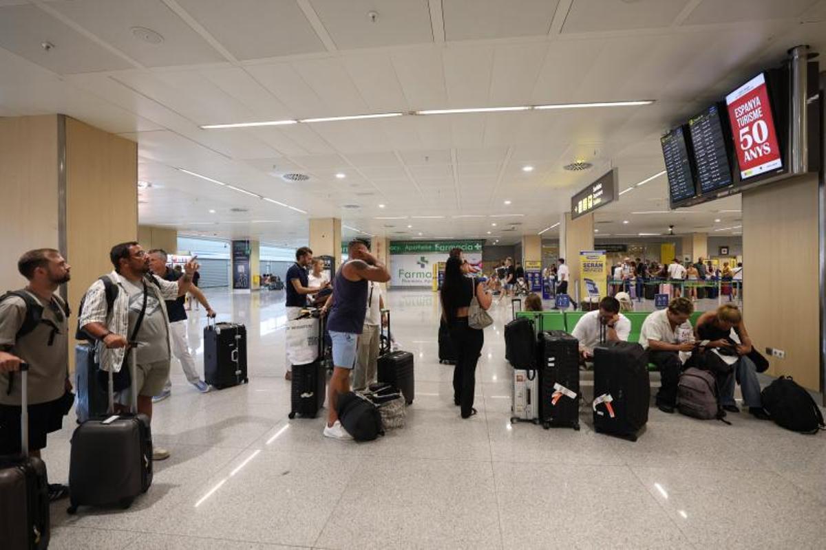 Aeropuerto de Ibiza: la solución de quien huye y el problema de quien llega