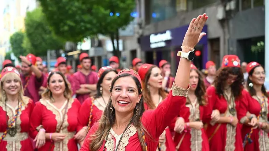 Los Moros y Cristianos marcan el arranque de las fiestas de Elche