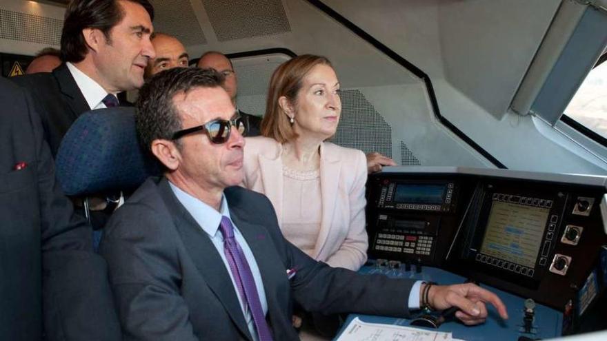 Ana Pastor realizó parte del viaje de prueba en la cabina del tren con el maquinista. // Emilio Fraile