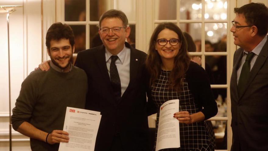 Antonio Estañ, Ximo Puig y Mónica Oltra posan sonrientes con el acuerdo firmado hoy que amplía el acuerdo del Botànic,