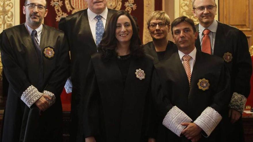 Elena García, en el centro y ante Ignacio Vidau, con otros magistrados.