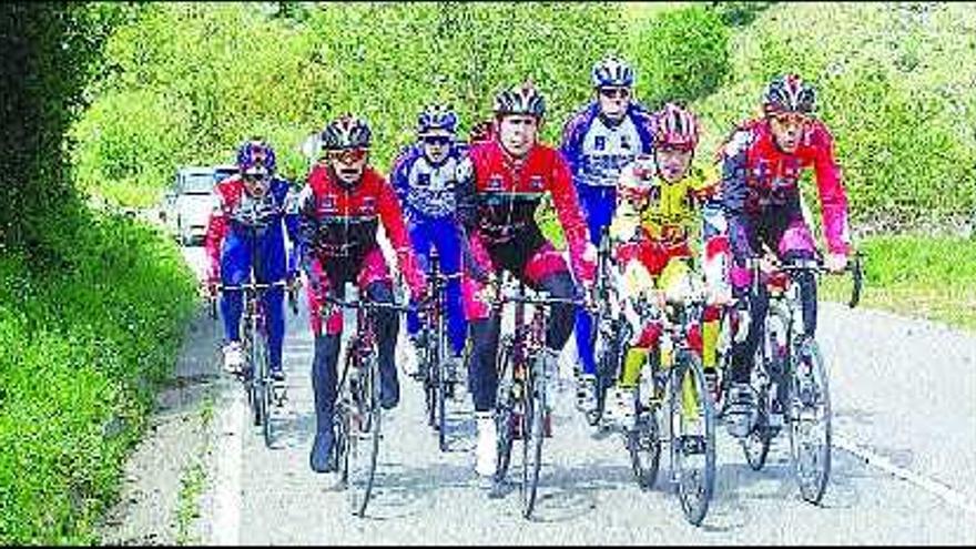 De izquierda a derecha, en cabeza, los asturianos Antuña, Sobrino, De Sárraga y Santamarta, ayer en el entrenamiento.