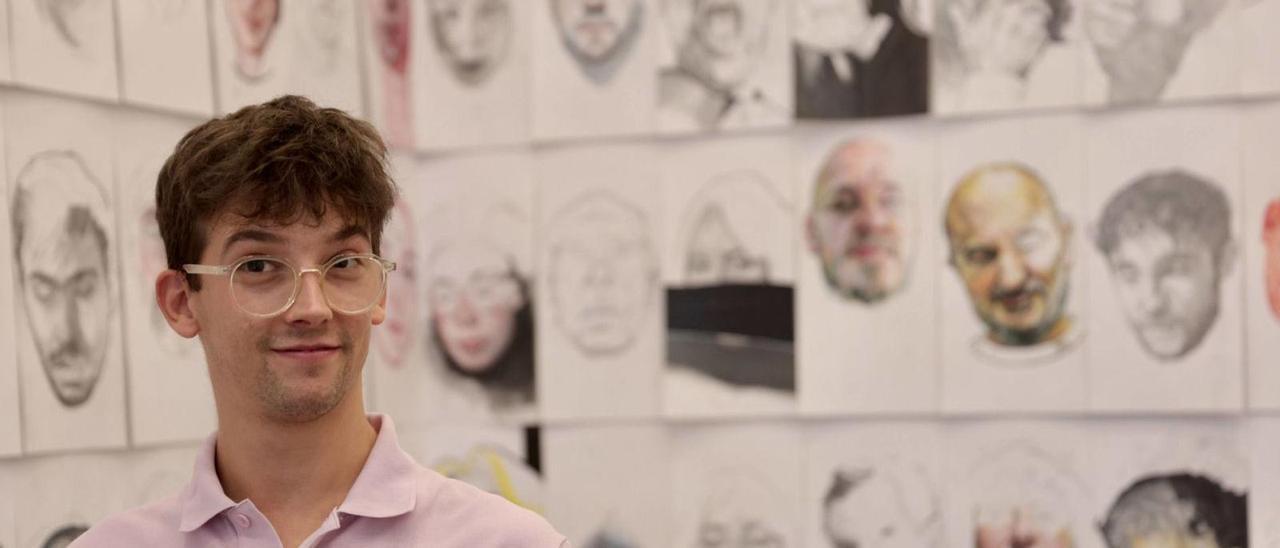 Iván Cuervo, ayer, junto a su obra «Rostra», en el espacio de arte Dos Ajolotes. | Irma Collín