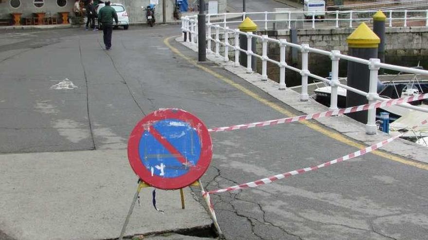 Aparece un nuevo socavón en el puerto de Llanes