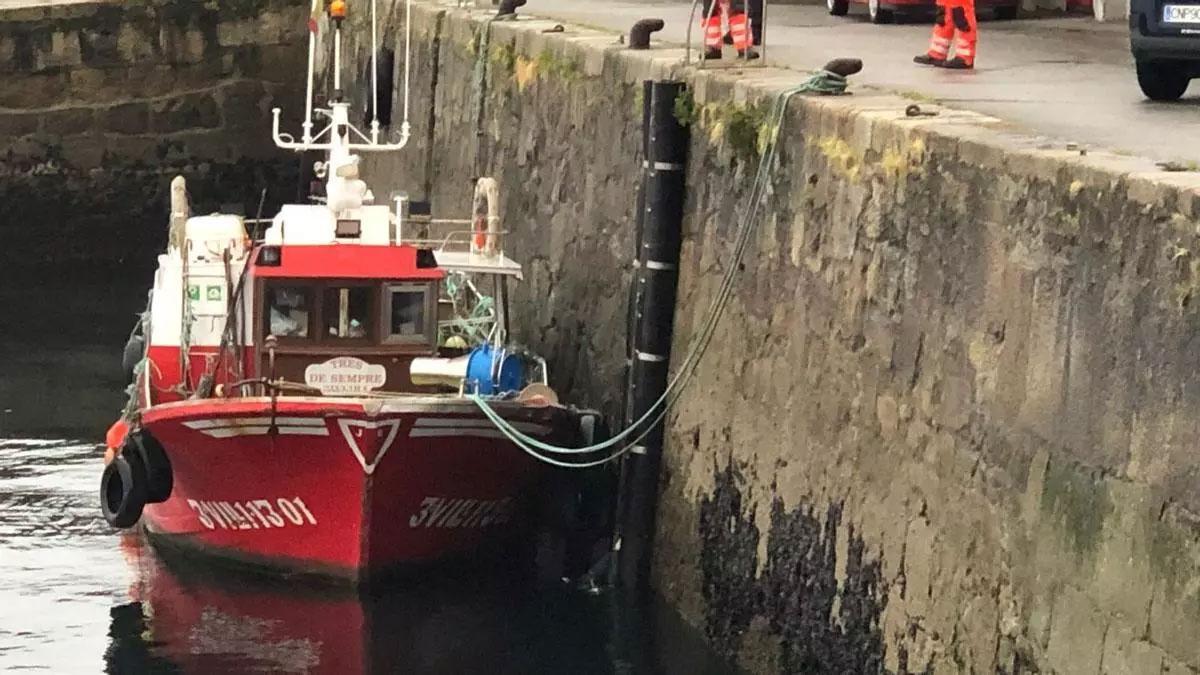 El cadáver ha aparecido entre la embarcación y el muelle, encadenado a la escalera.
