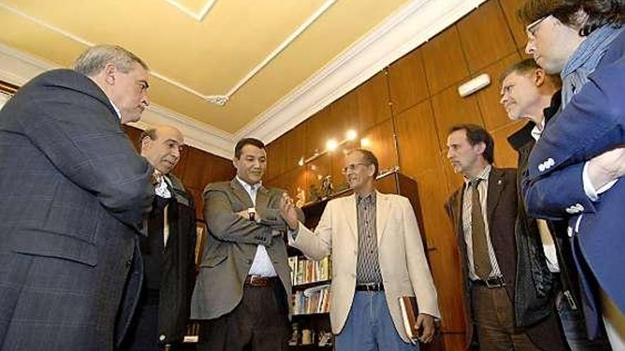 La delegación saharaui, junto con el Alcalde y los portavoces municipales.