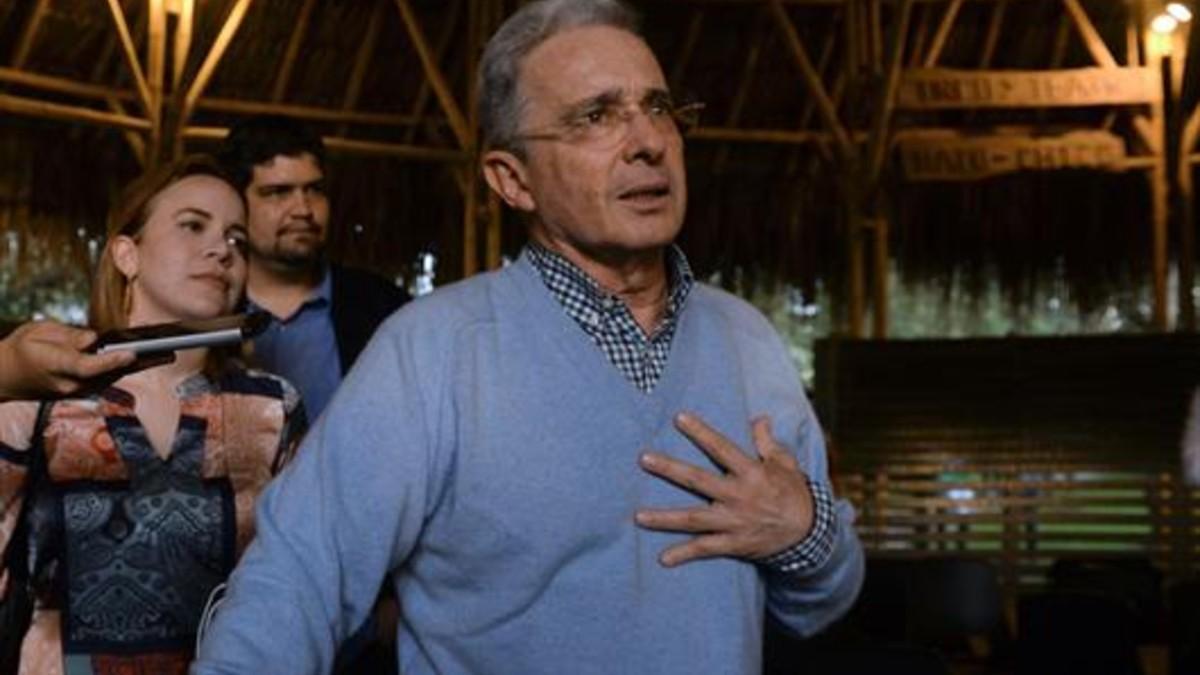 El expresidente Álvaro Uribe, tras conocer la victoria del 'no' en el referéndum.