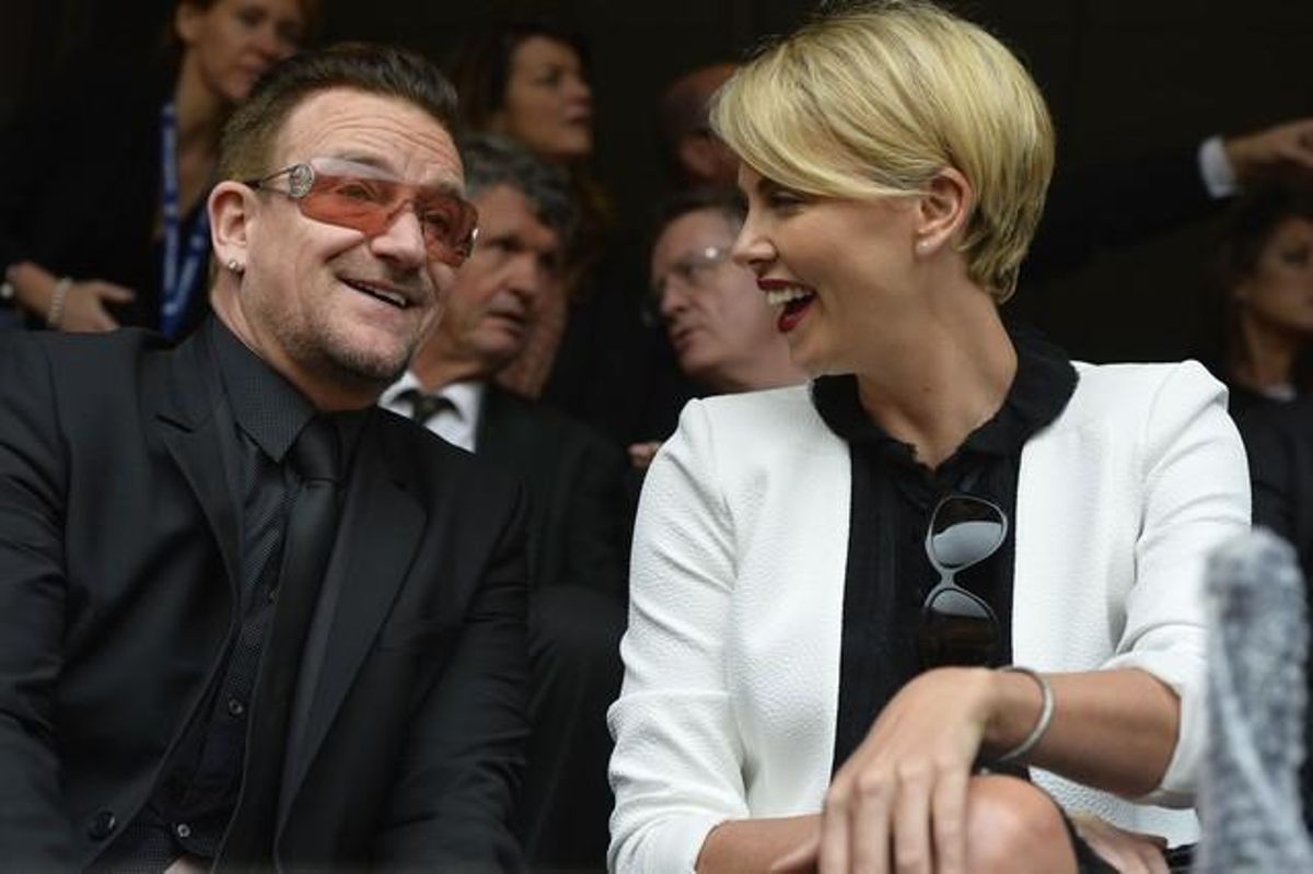 L’actriu sud-africana Charlize Theron, al costat del músic de la banda U2 Bono, al funeral de Mandela.